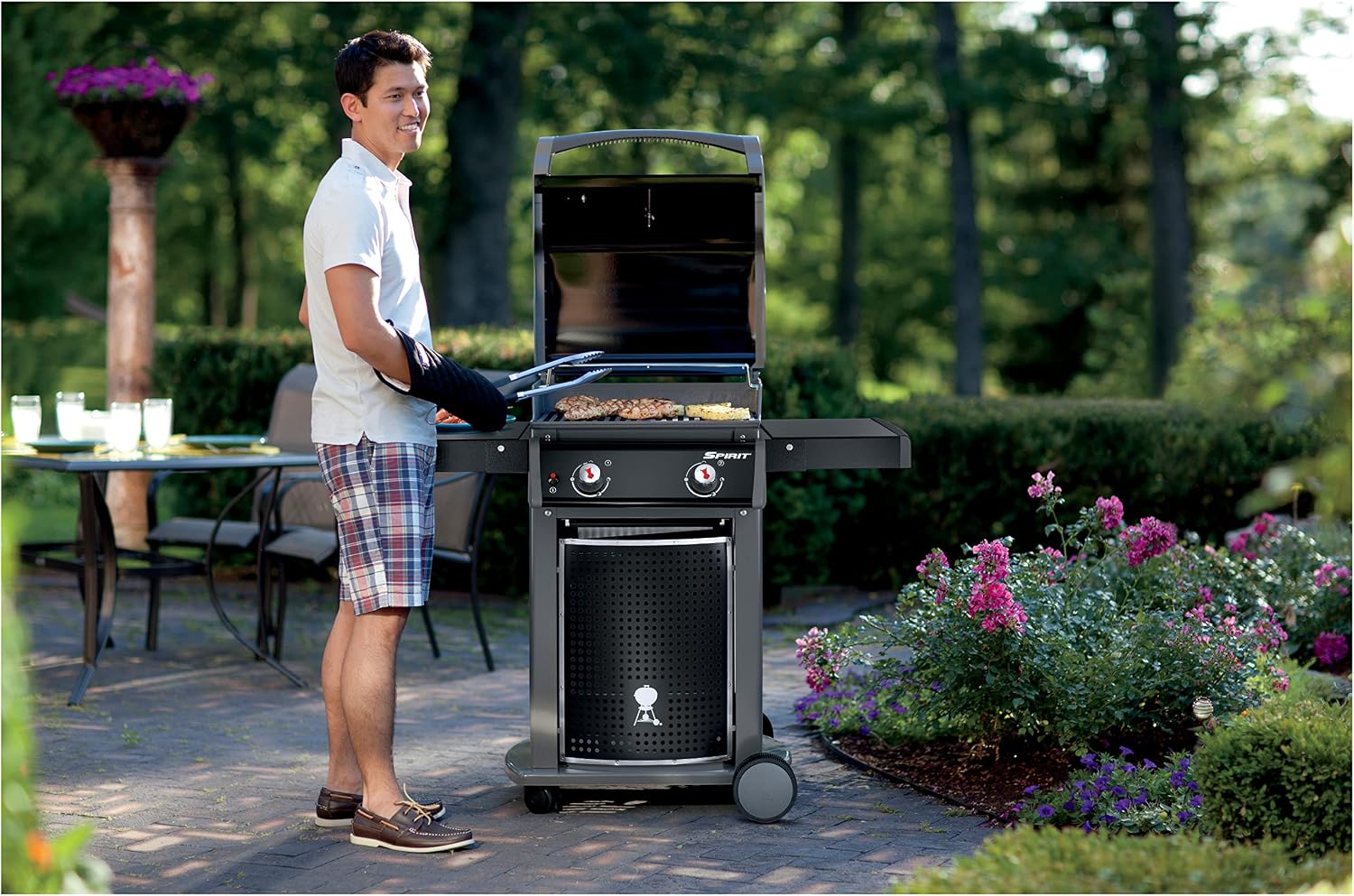 Weber Spirit E-220 Classic Gas Grill, 2 Burners + Side Burner, 52 x 45cm Grill Area, Warming Rack, Lid Thermometer, Foldable Side Table (Right), 4 Wheels - Black (46015074)
